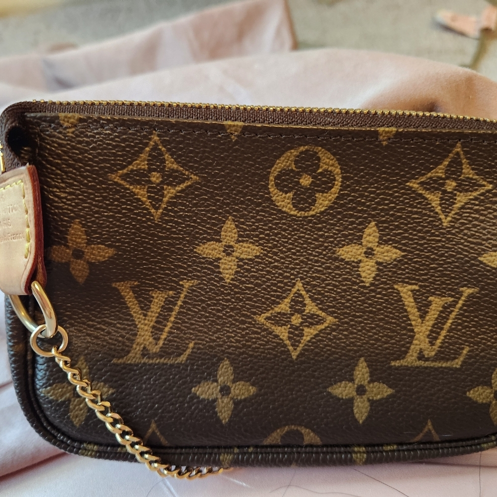 Louie vuitton pochette mini wristlet
